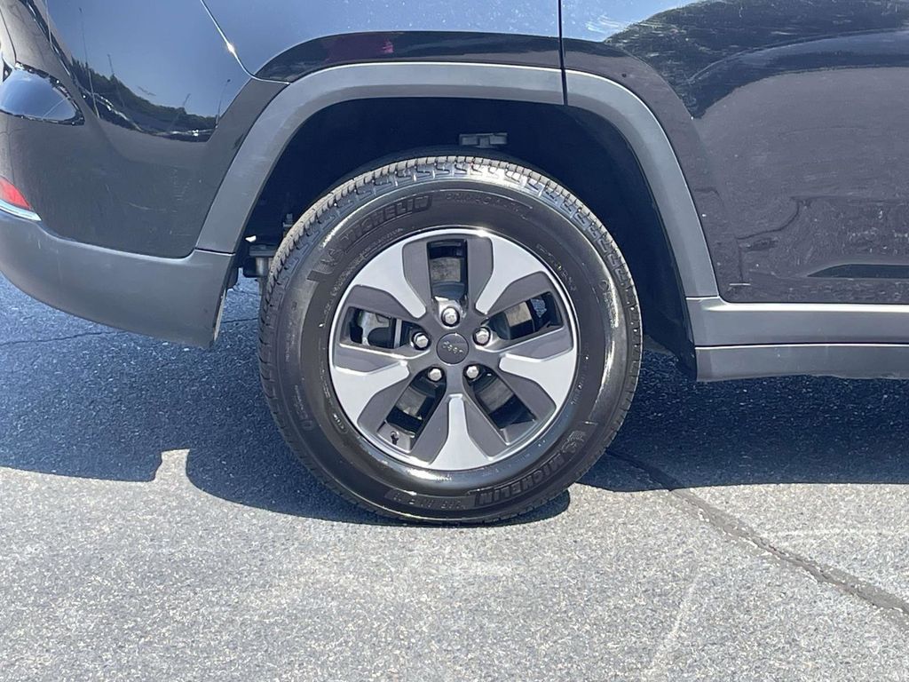 2023 Jeep Cherokee Base photo 9
