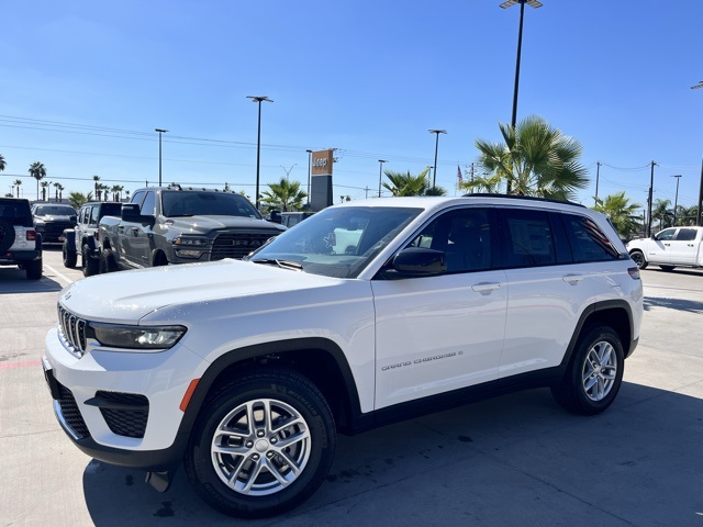 2025 Jeep Grand Cherokee Laredo X photo 3