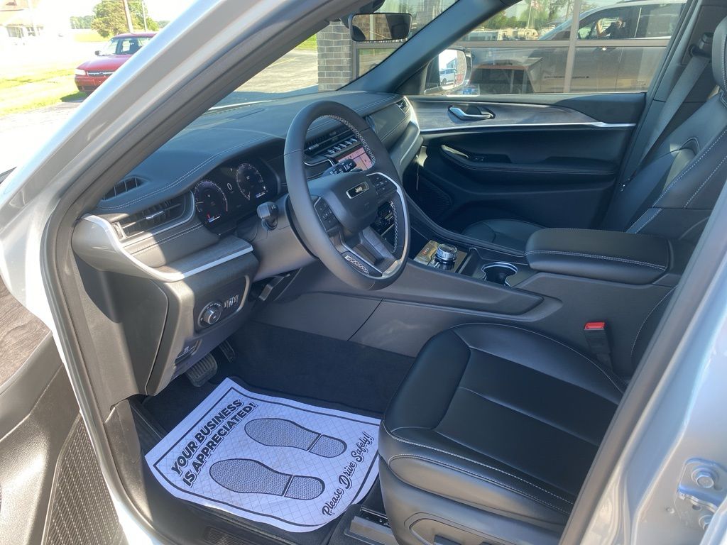 2025 Jeep Grand Cherokee Limited photo 11