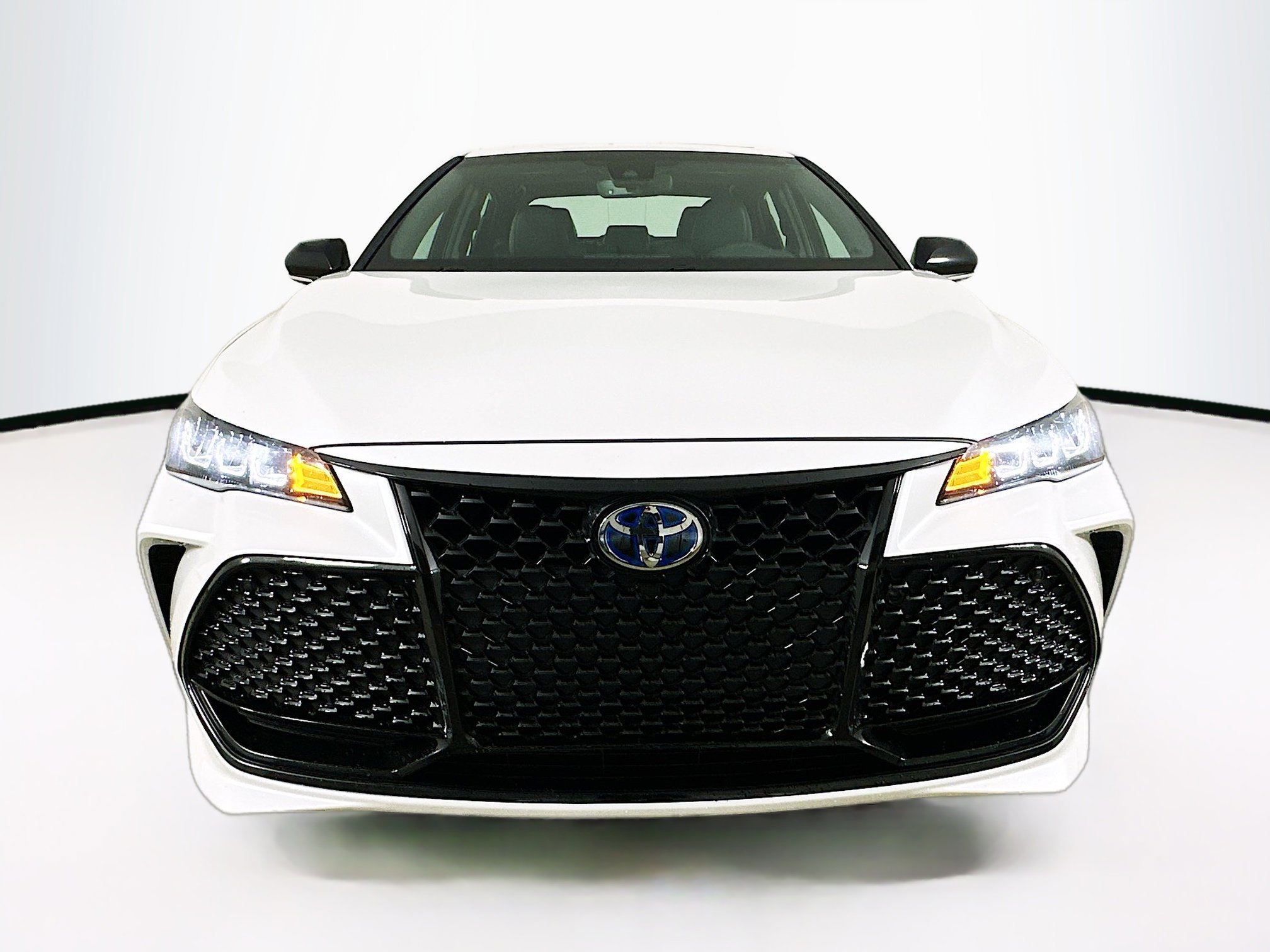 2022 Toyota Avalon Hybrid XSE photo 2