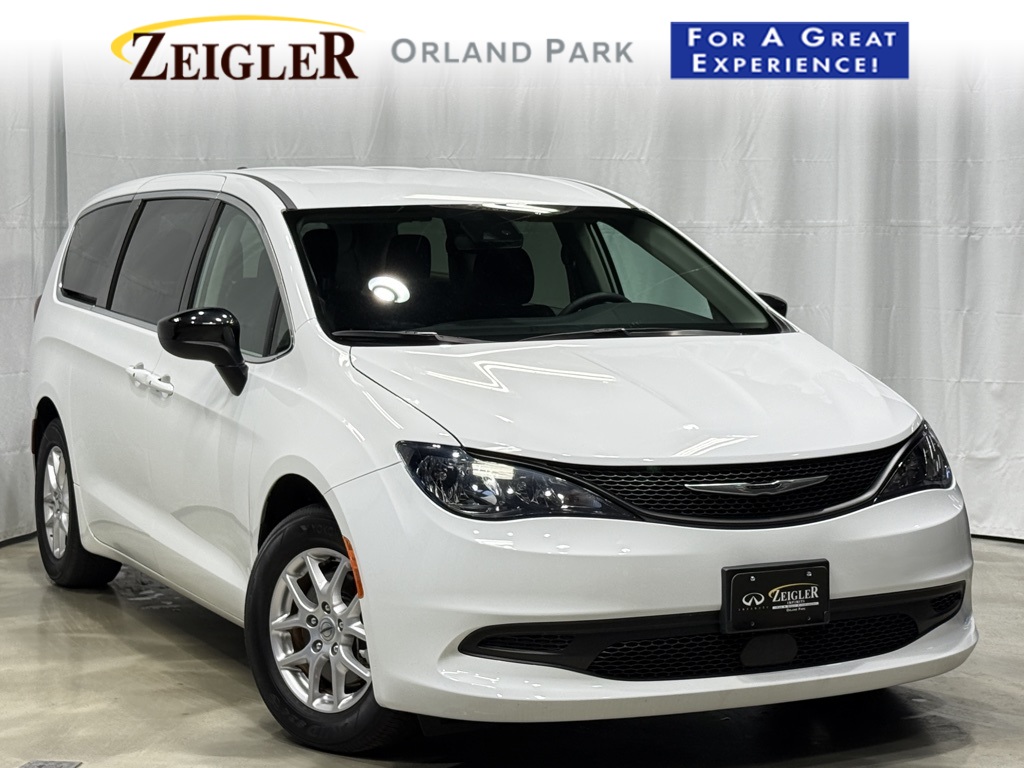 Used 2024 Chrysler Voyager LX's photo