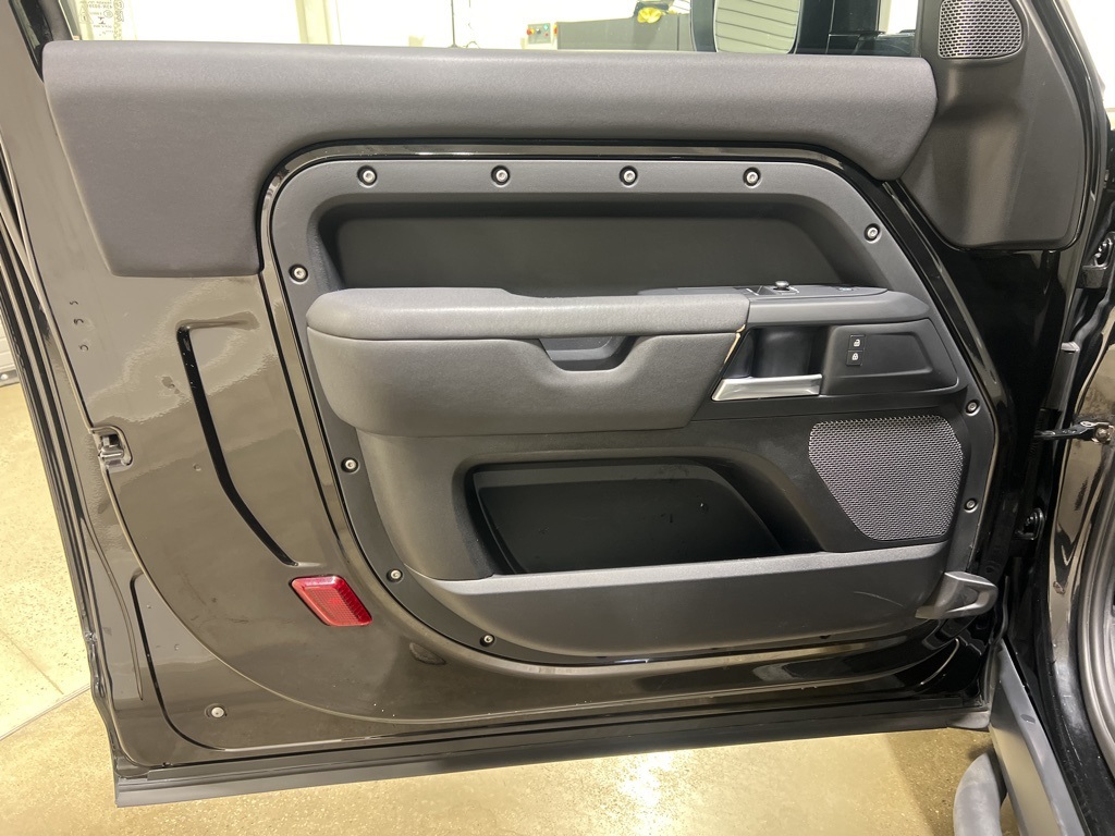 2021 Land Rover Defender 90 Standard photo 8