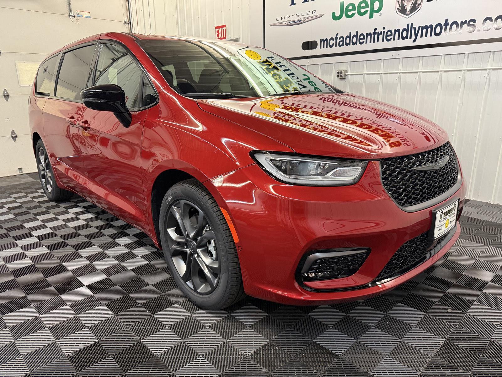 2026 Chrysler Pacifica photo 3