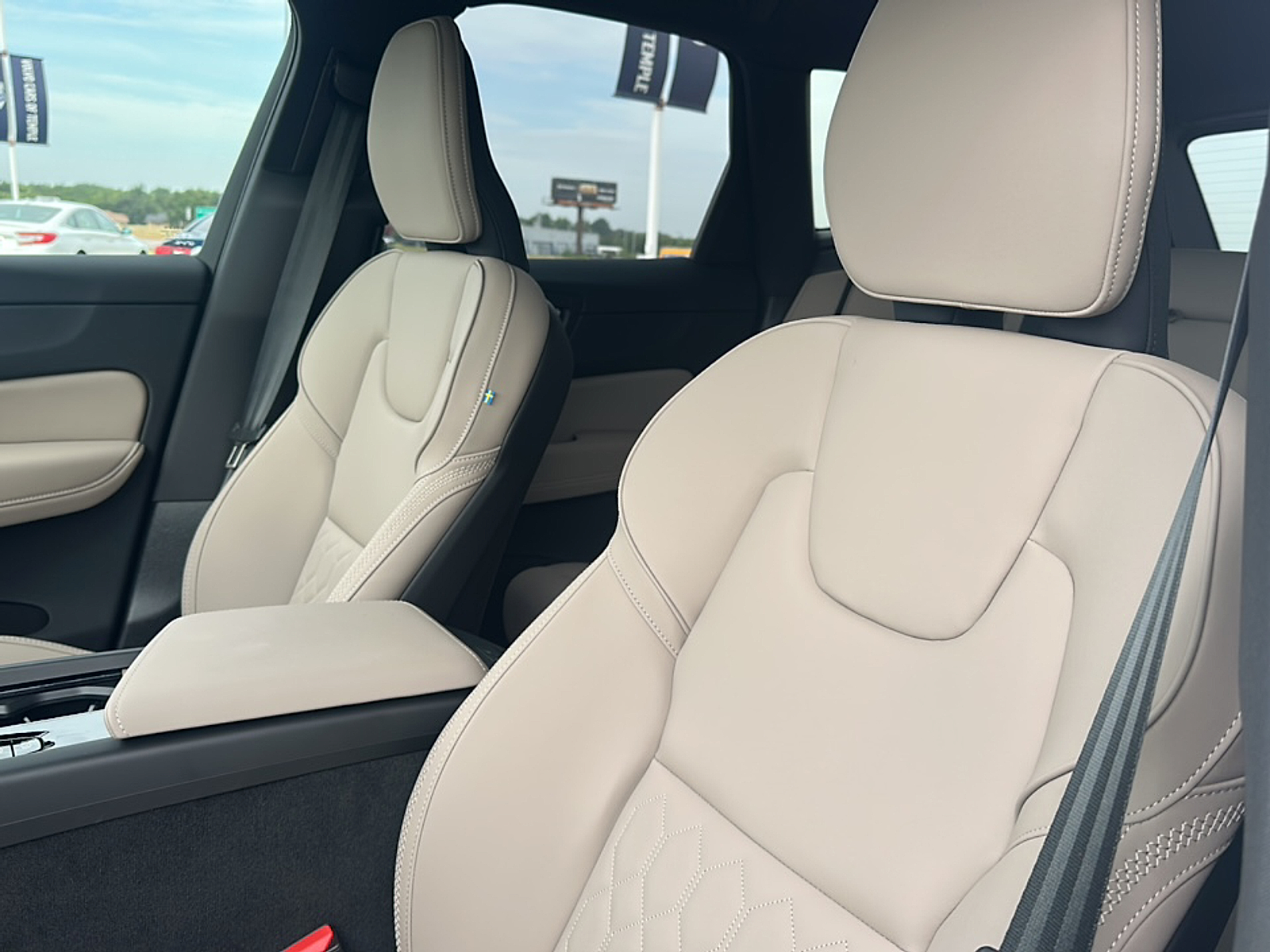 2026 Volvo XC60 B5 Plus photo 2