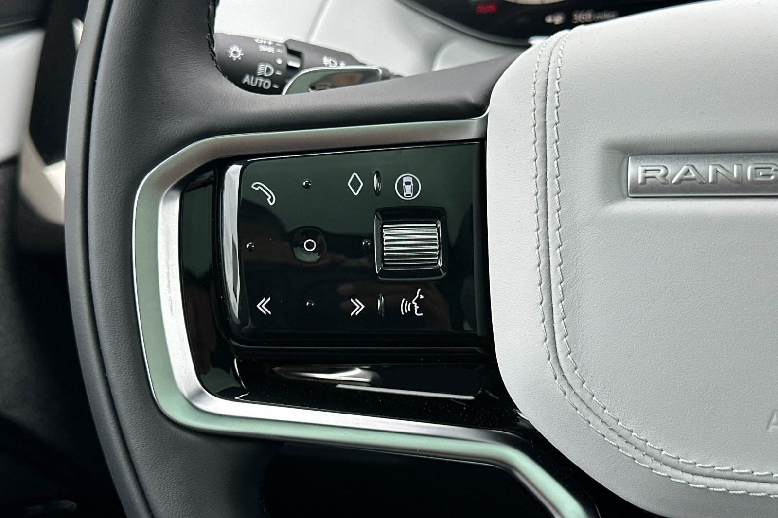 2025 Land Rover Range Rover Sport P360 S photo 26