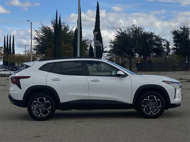 2025 Chevrolet Trax LT photo 4