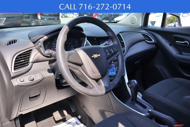 2021 Chevrolet Trax LS photo 2
