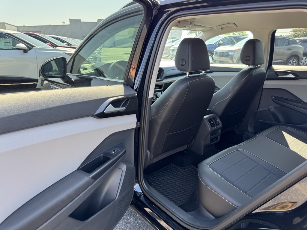 2023 Volkswagen Taos SE photo 29
