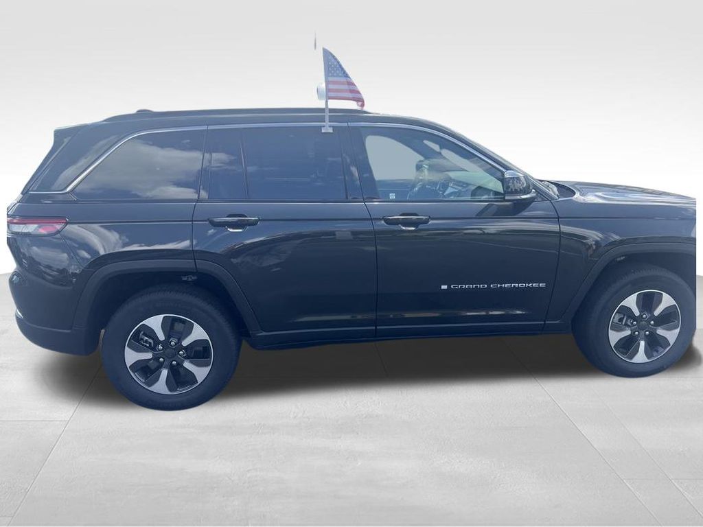 2024 Jeep Cherokee Limited 4xe photo 9
