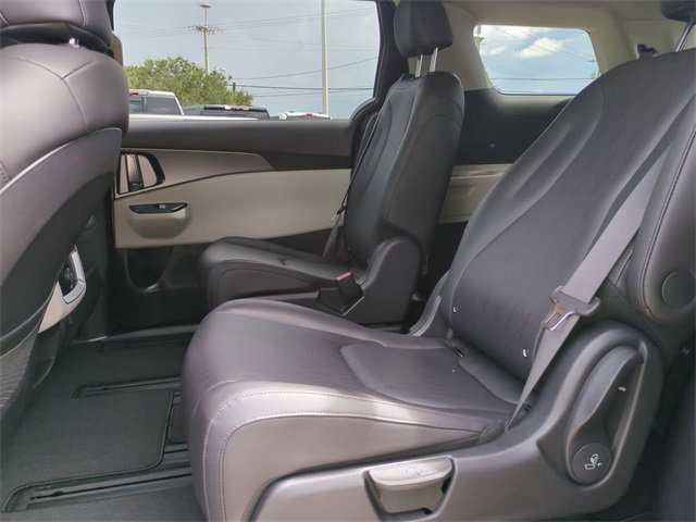 2024 Kia Carnival LX photo 12