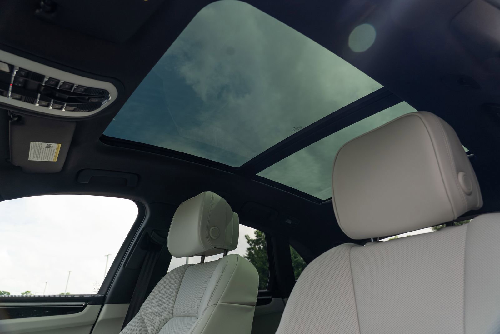 2025 Porsche Macan Base photo 37