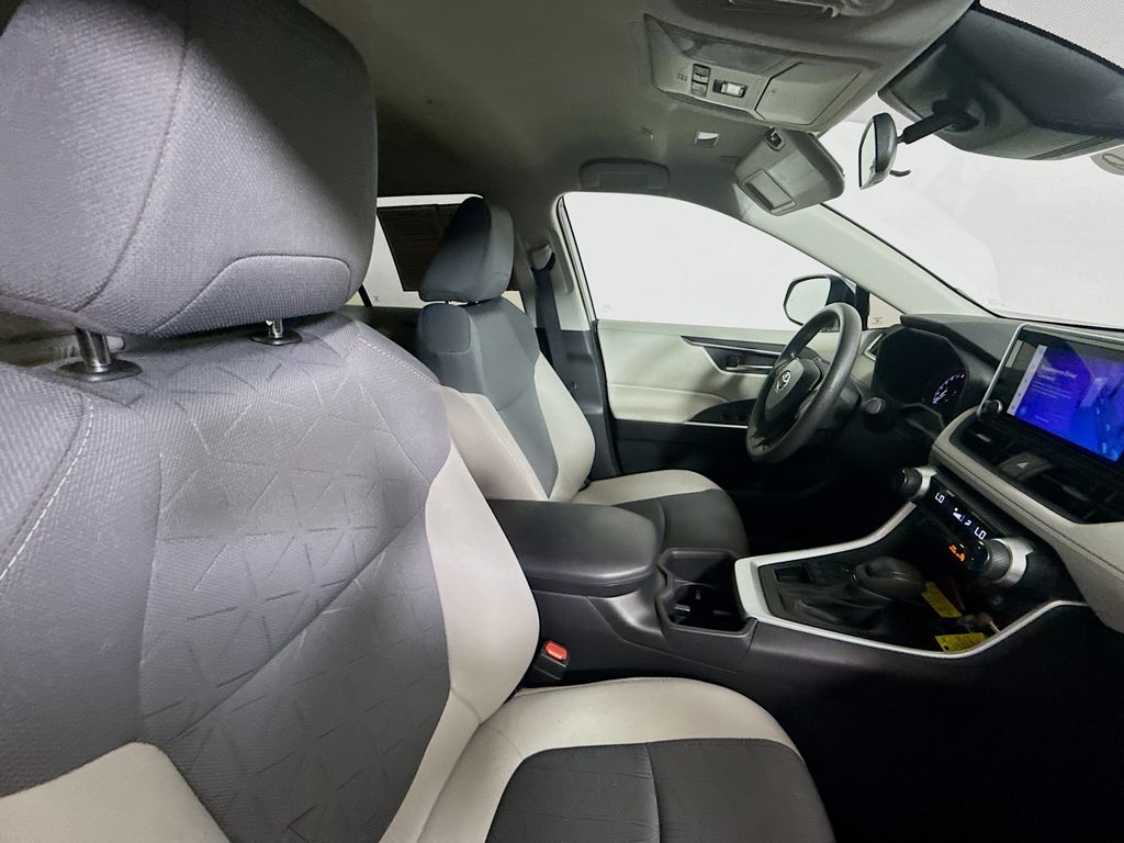 2023 Toyota RAV4 XLE photo 22