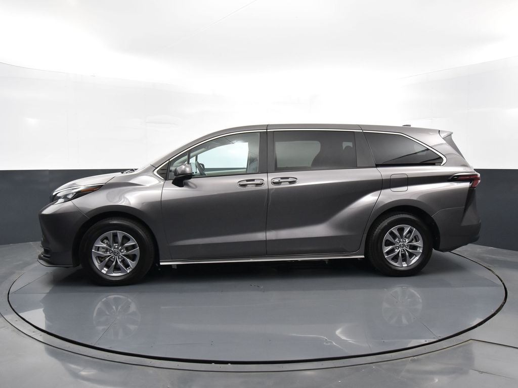 2024 Toyota Sienna LE photo 2