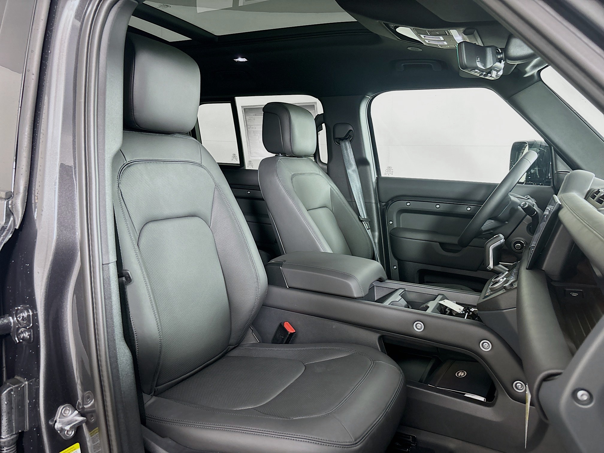 2025 Land Rover Defender 130 X-Dynamic SE photo 10