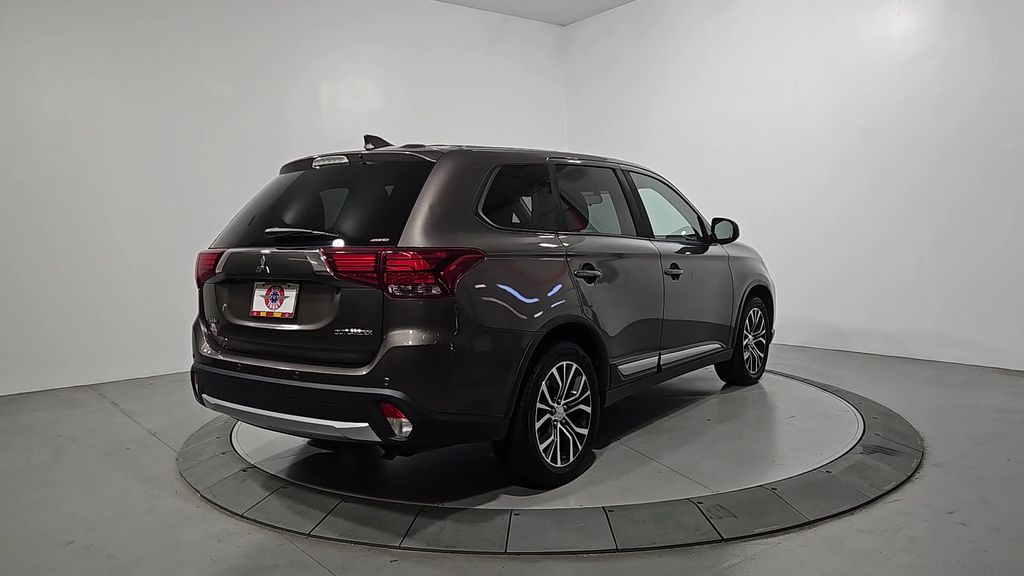 2017 Mitsubishi Outlander ES photo 4