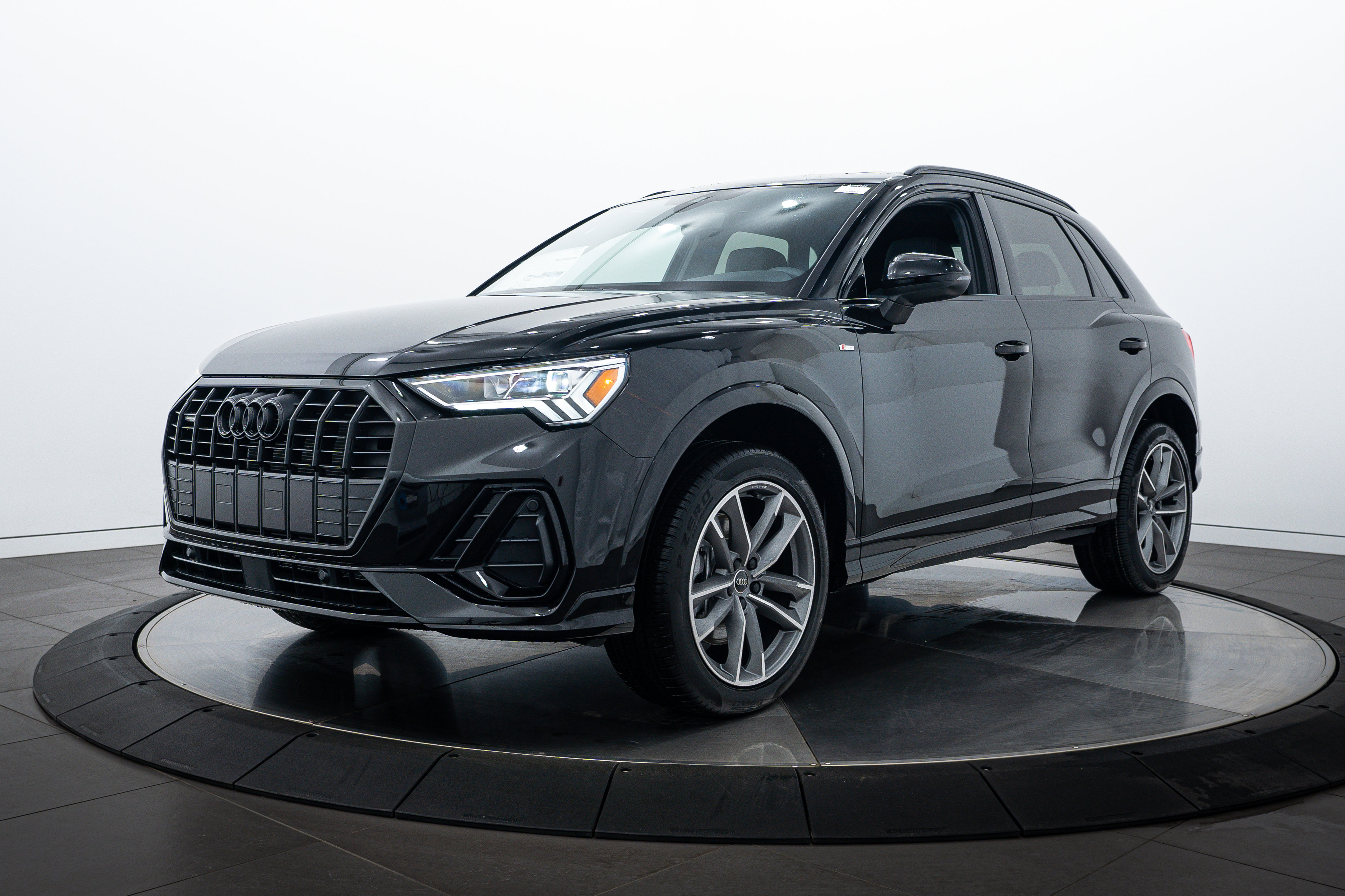 2025 Audi Q3 S line Premium photo 4