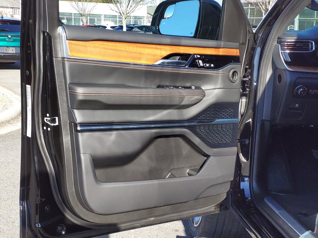 2024 Jeep Grand Wagoneer L III photo 3
