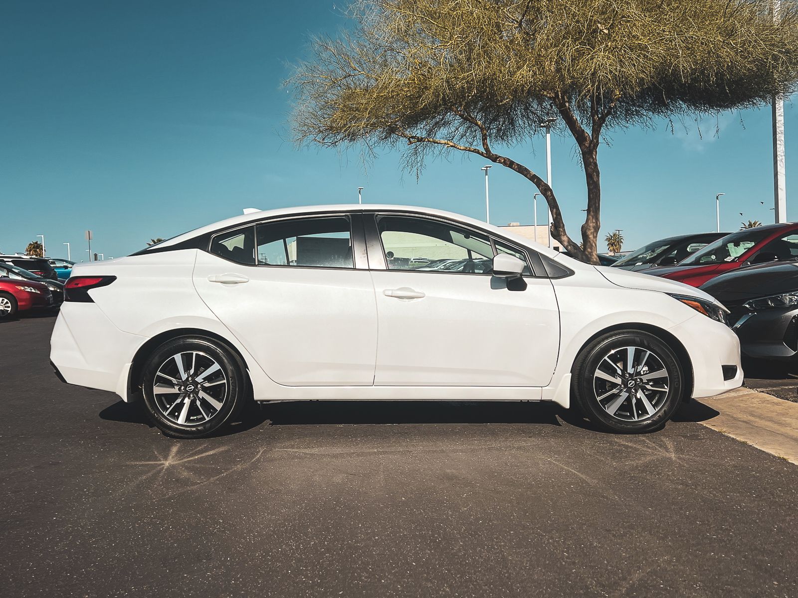 2025 Nissan Versa 1.6 SV photo 8