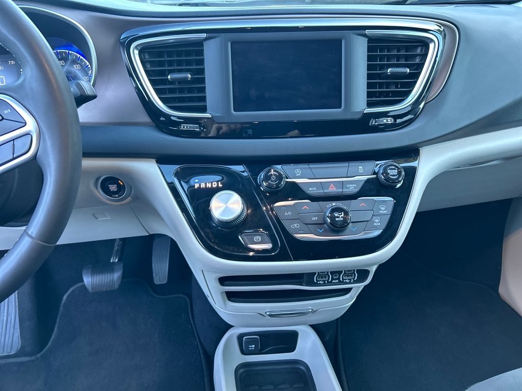 2022 Chrysler Voyager LX photo 16