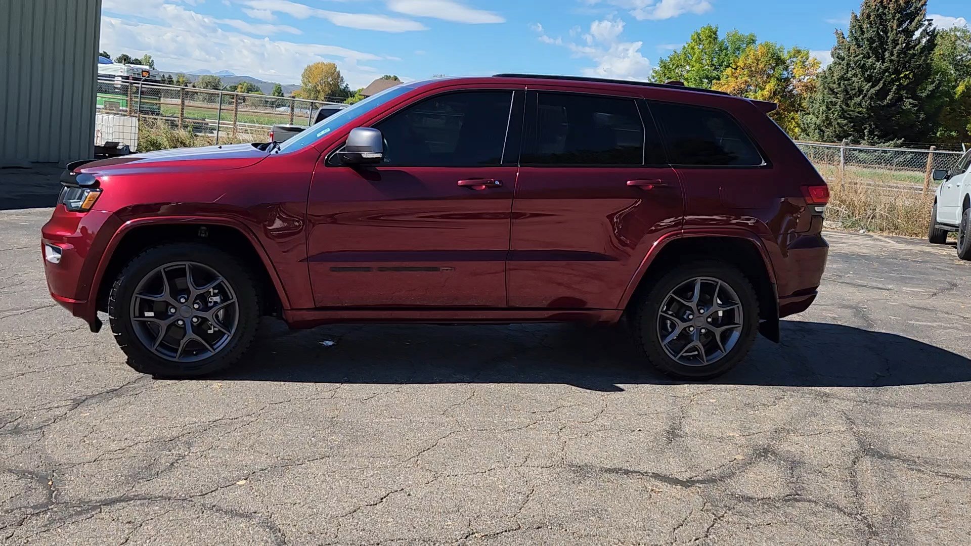 2021 Jeep Grand Cherokee Anniversary Edition photo 2