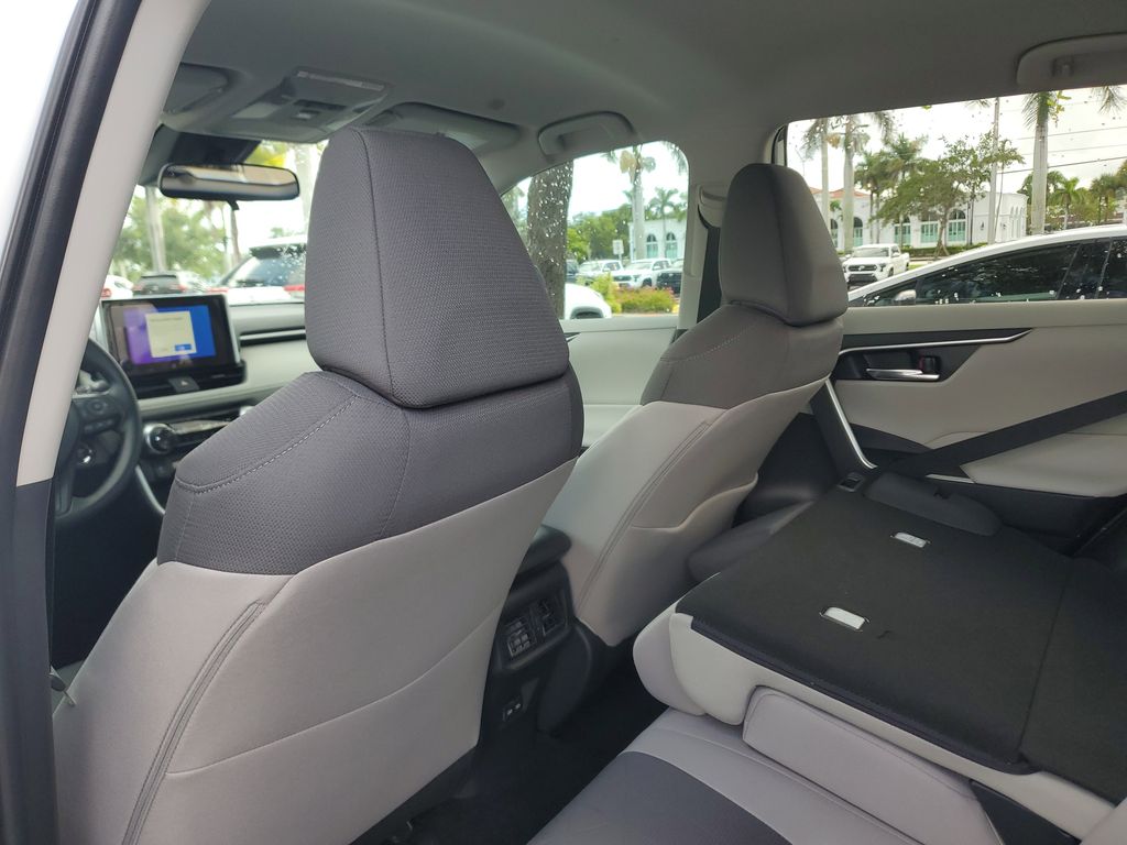 2025 Toyota RAV4 Hybrid XLE photo 17