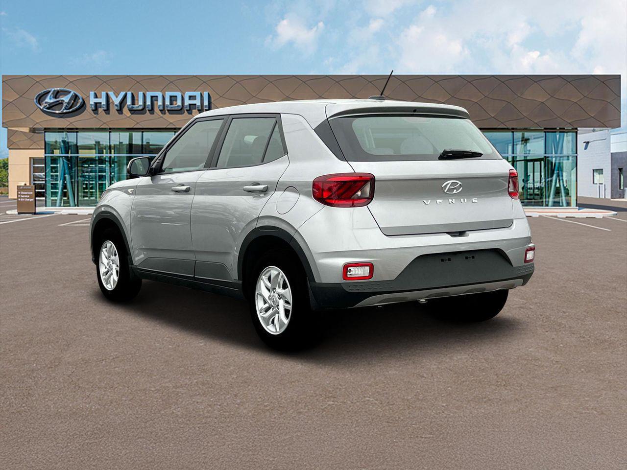 2025 Hyundai Venue SE photo 3