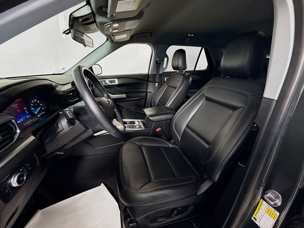 2022 Ford Explorer XLT photo 2