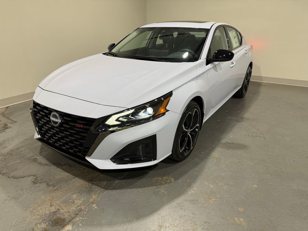 2025 Nissan Altima SR photo 3