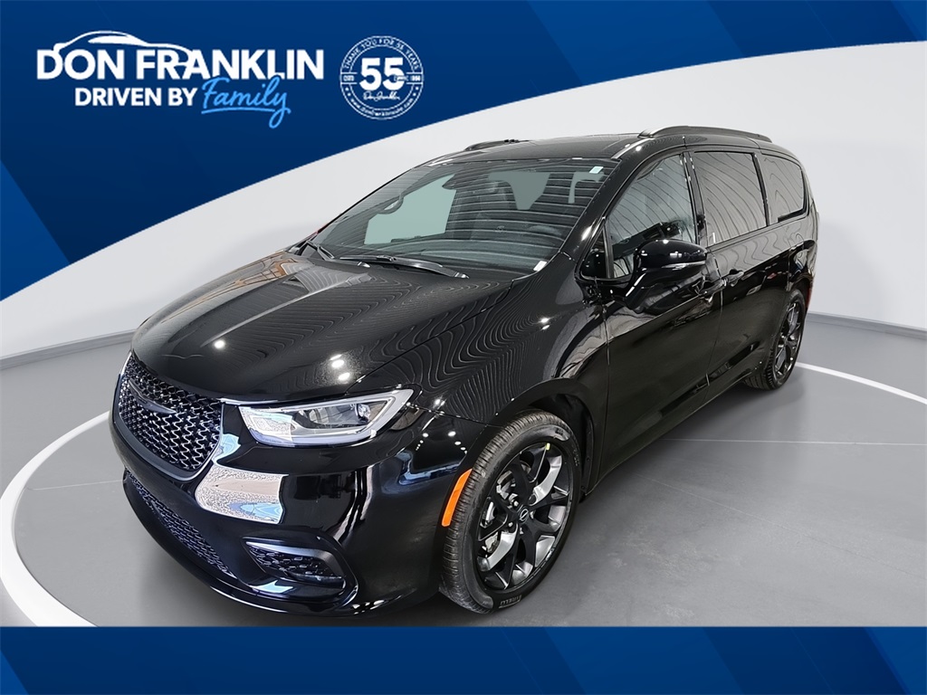 2026 Chrysler Pacifica Select's photo