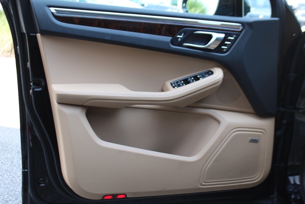 2025 Porsche Macan T photo 13