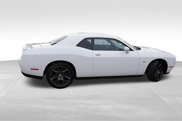 2016 Dodge Challenger SXT Plus photo 4