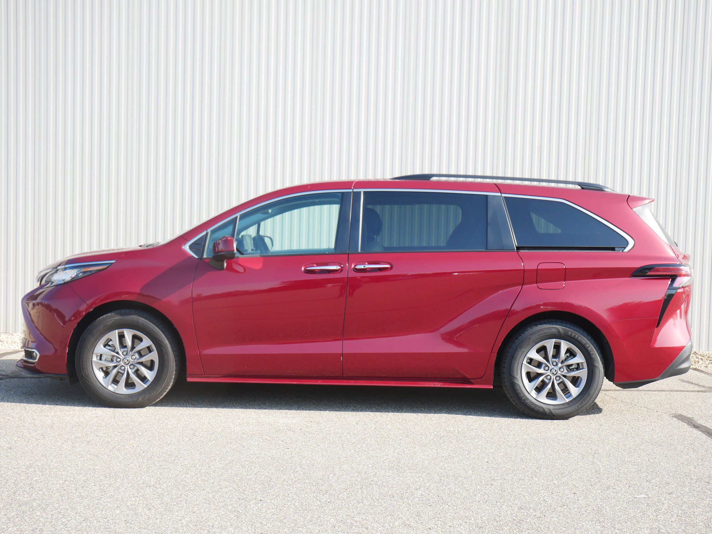 Used 2022 Toyota Sienna XLE with VIN 5TDYSKFC9NS063435 for sale in Hastings, Minnesota