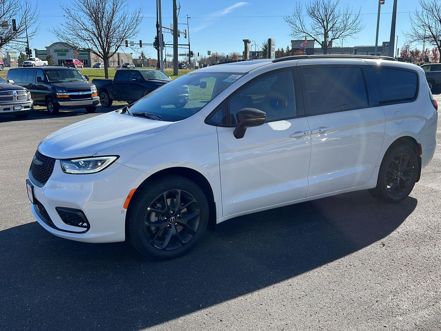 2026 Chrysler Pacifica Limited's photo