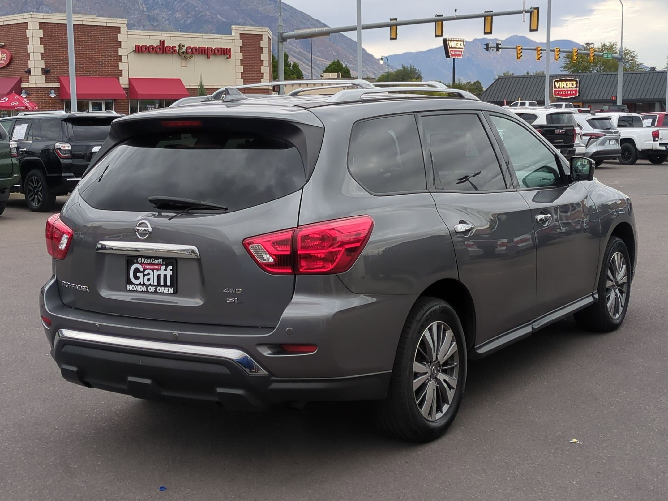 2019 Nissan Pathfinder SL photo 3