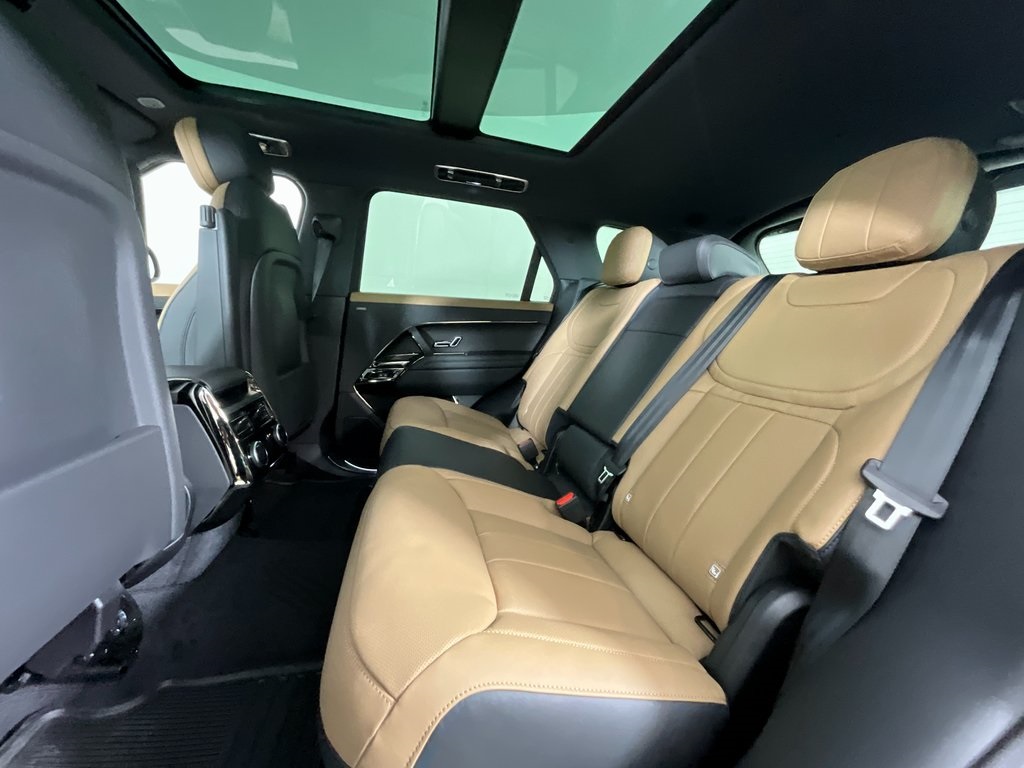 2025 Land Rover Range Rover Sport SE photo 4
