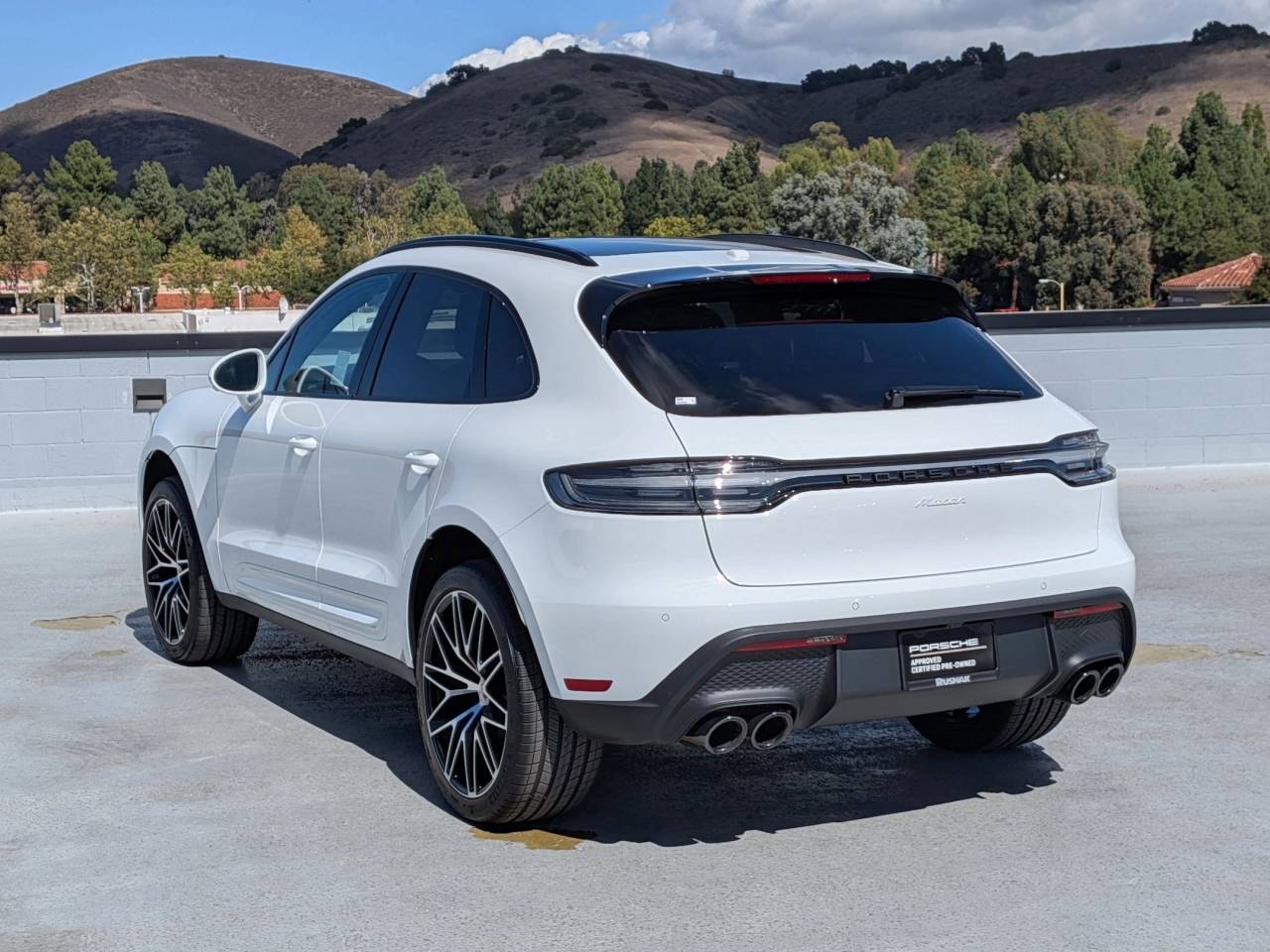 2025 Porsche Macan Base photo 3