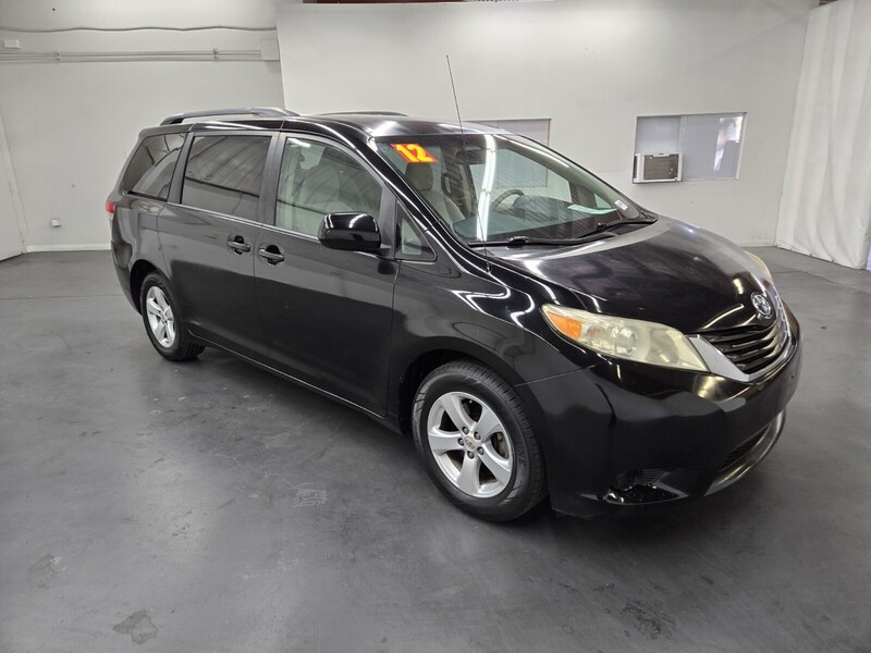2012 Toyota Sienna LE photo 3