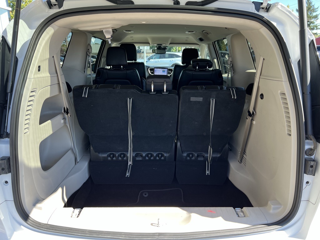 2023 Chrysler Pacifica Touring L photo 9