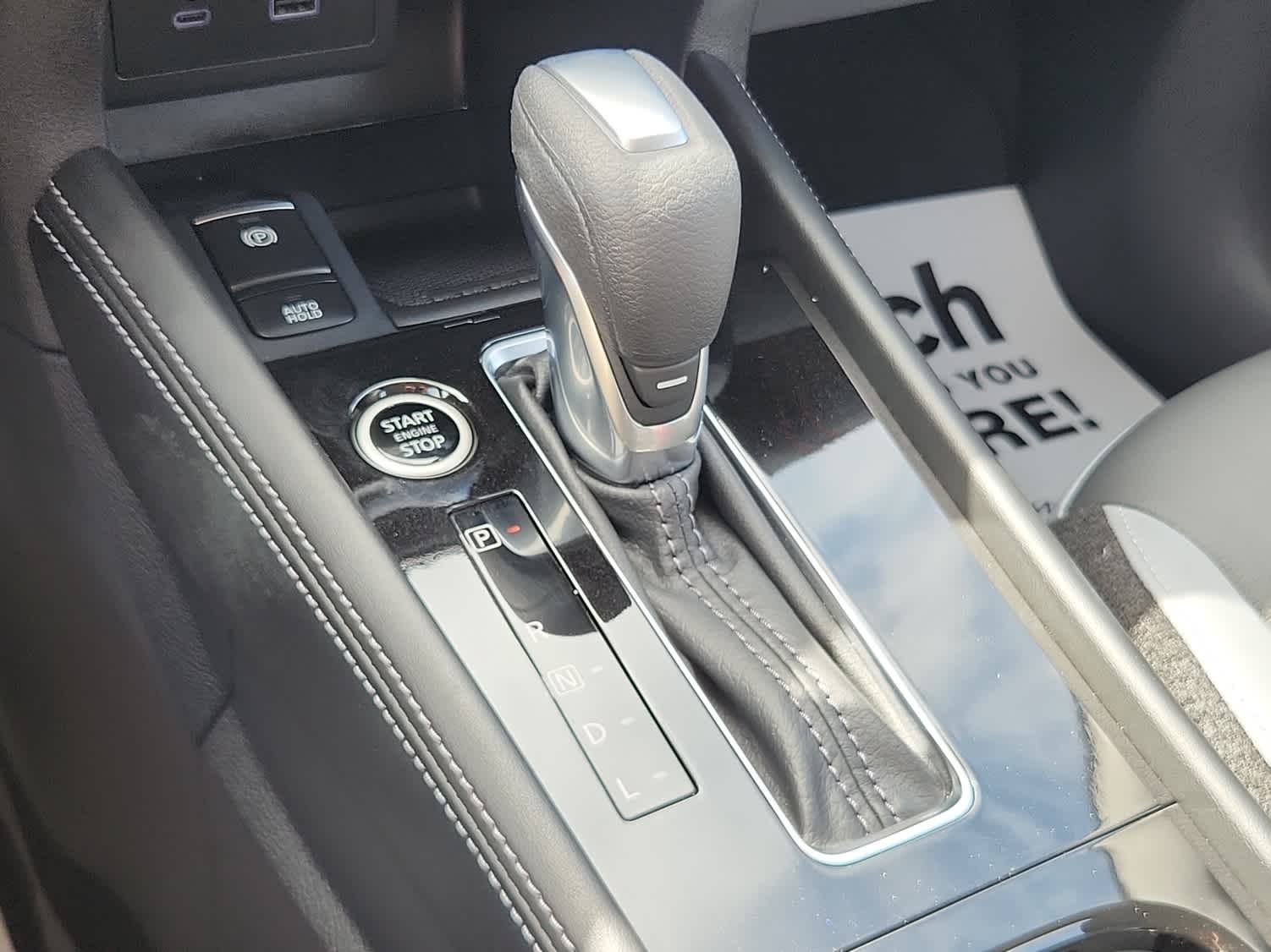 2024 Nissan Kicks SR photo 10