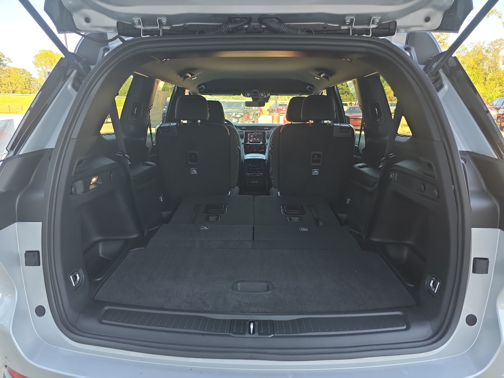 2025 Jeep Grand Cherokee Laredo photo 8