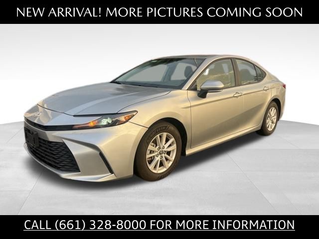 2025 Toyota Camry LE's photo