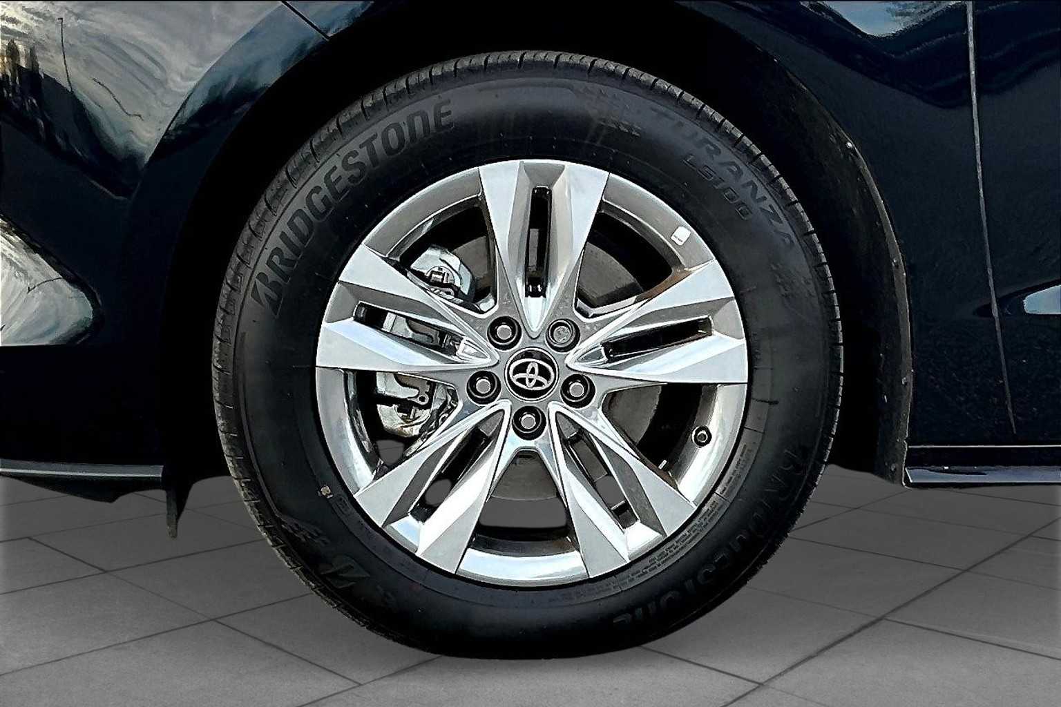 2024 Toyota Sienna Limited photo 10