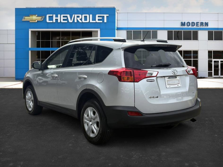 2015 Toyota RAV4 LE photo 2