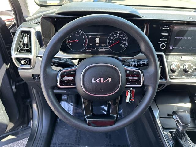 2022 Kia Sorento LX photo 8