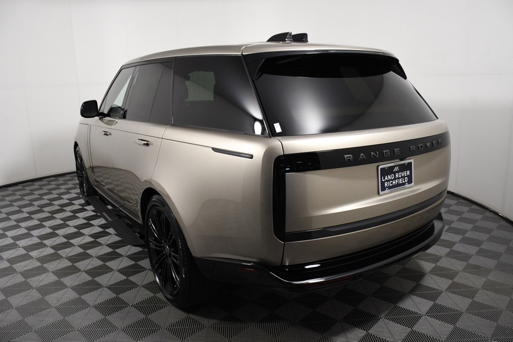 2025 Land Rover Range Rover SE photo 2
