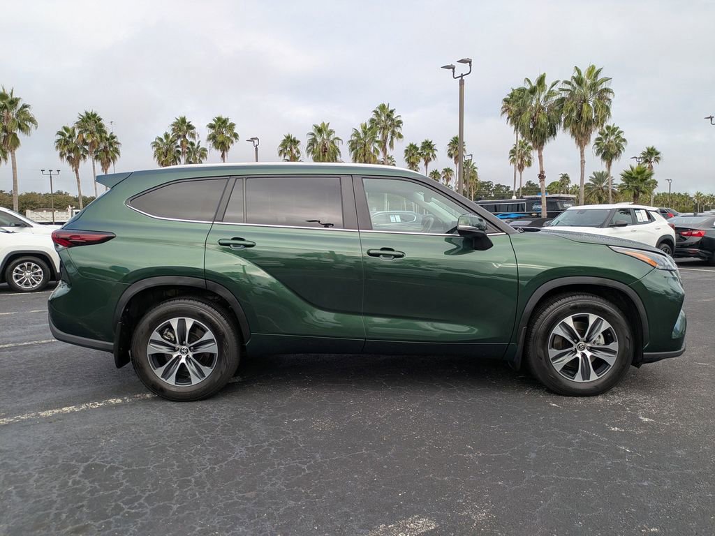 2024 Toyota Highlander LE photo 3