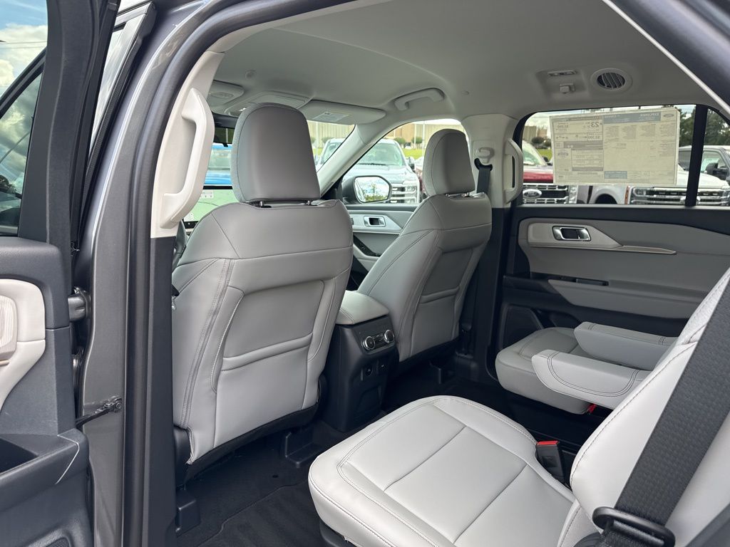 2025 Ford Explorer photo 14