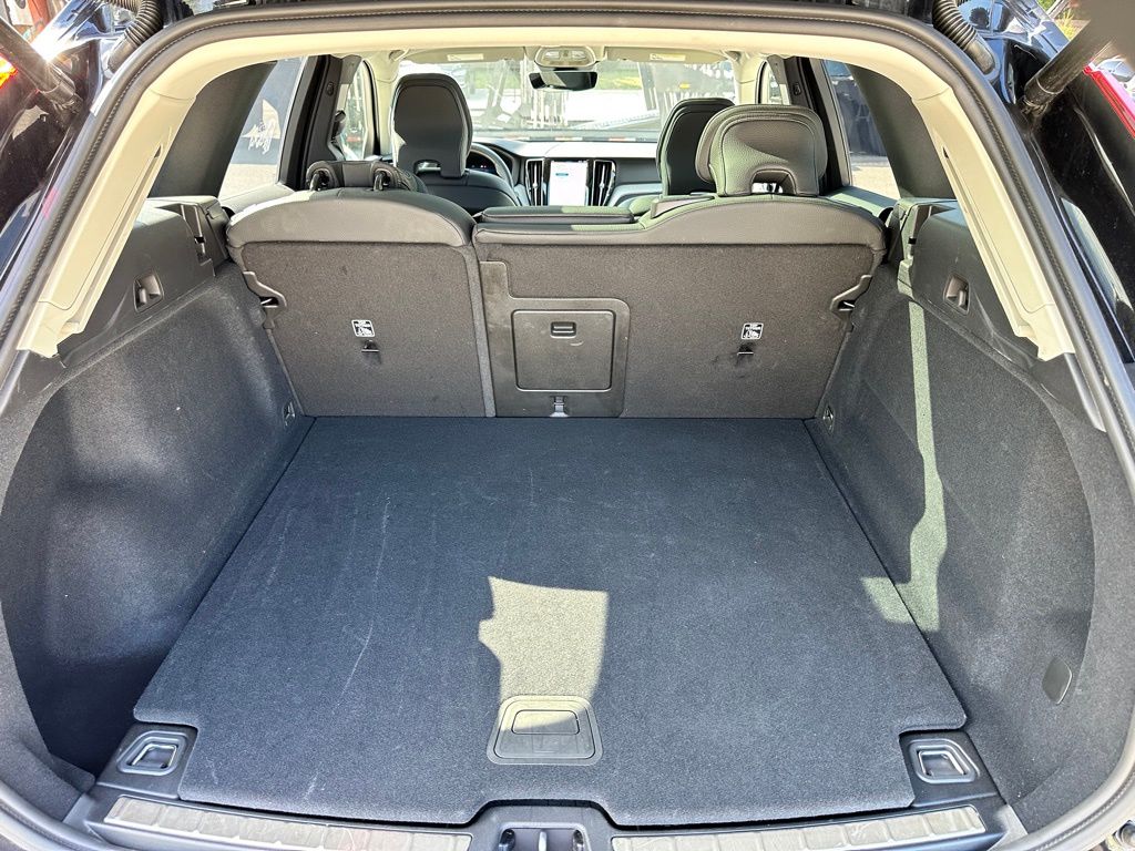 2025 Volvo XC60 B5 Plus photo 7