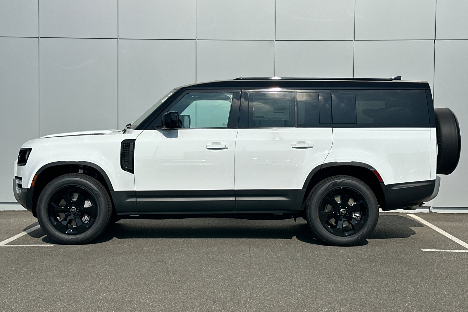 2025 Land Rover Defender 130 S photo 2