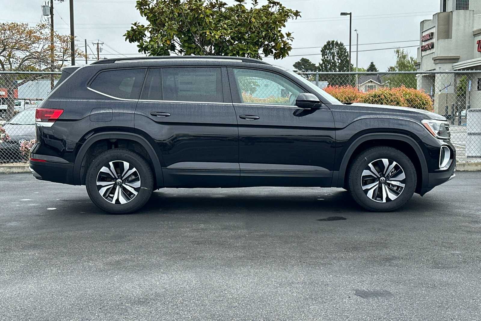 2024 Volkswagen Atlas SE photo 3
